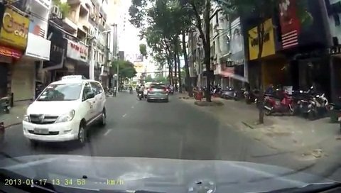 Giật gương ô tô giữa đường phố Sài Gòn